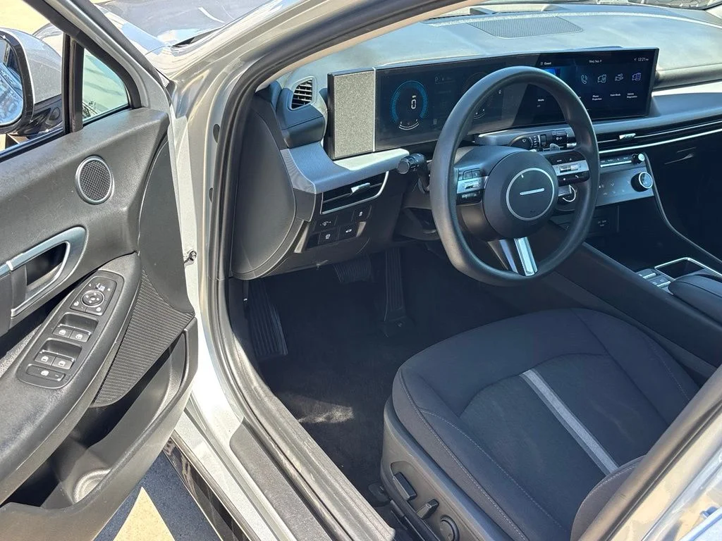 Used 2025 Aero Silver Hyundai SEL image 7