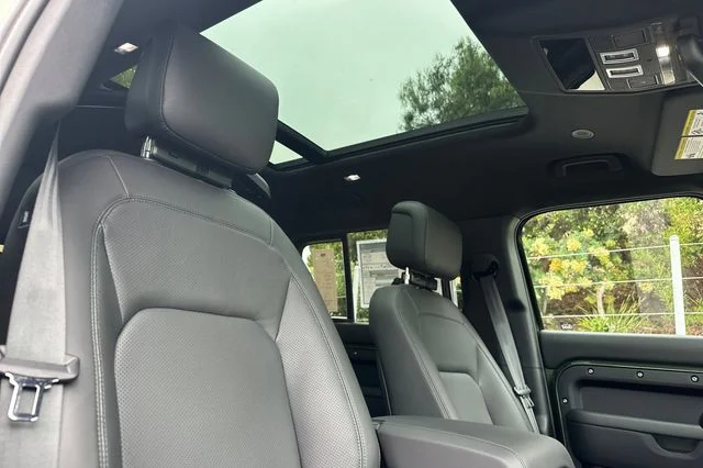 New 2026 Woolstone Green Land Rover X-Dynamic SE image 15