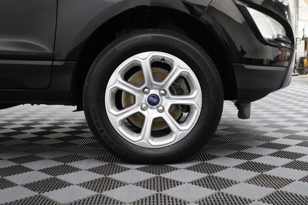 Used 2021 Black Ford SE image 5
