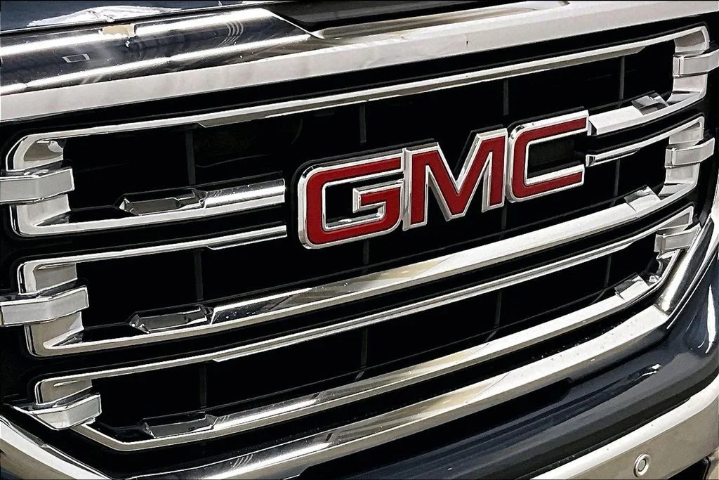 Used 2018 Gray GMC SLT image 32