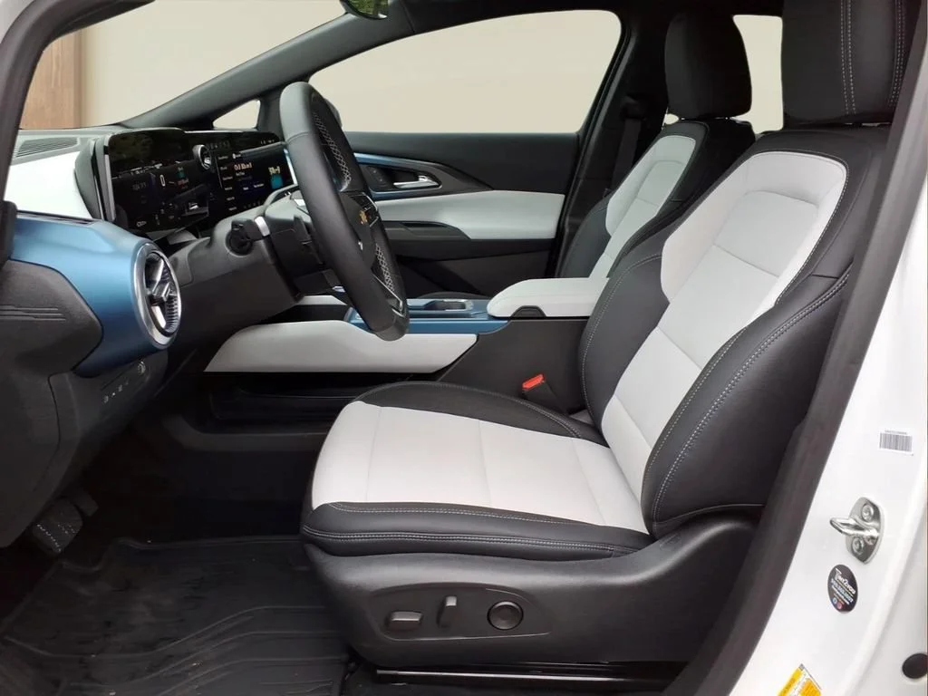 Used 2025 Summit White Chevrolet LT image 16