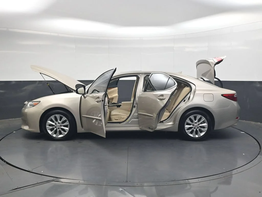 Used 2013 Beige Lexus 300h image 37