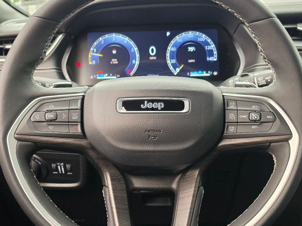 Used 2024 Diamond Black Crystal Pearl Coat Jeep Limited image 15