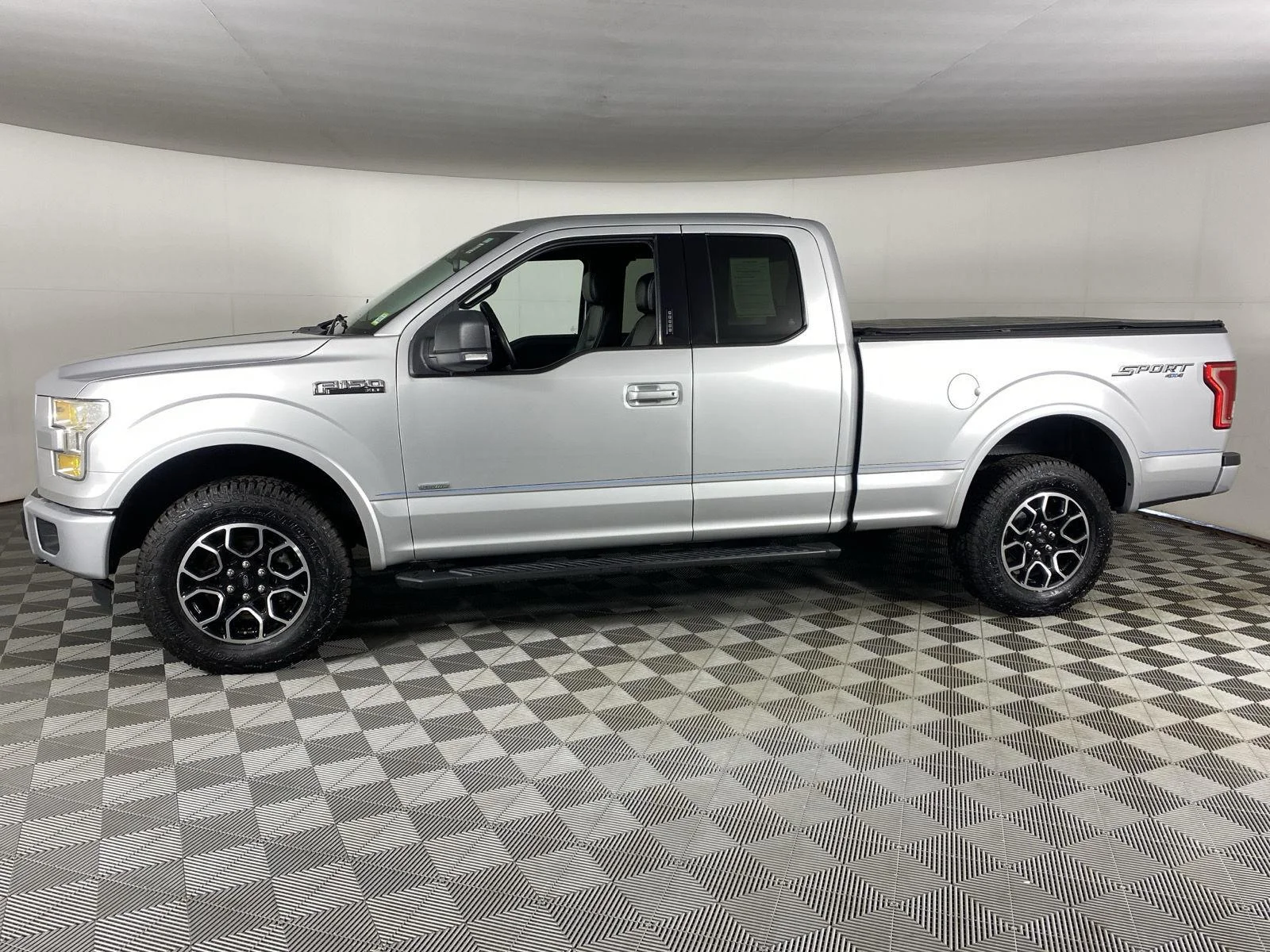 Used 2016 Ingot Silver Metallic Ford XLT image 4