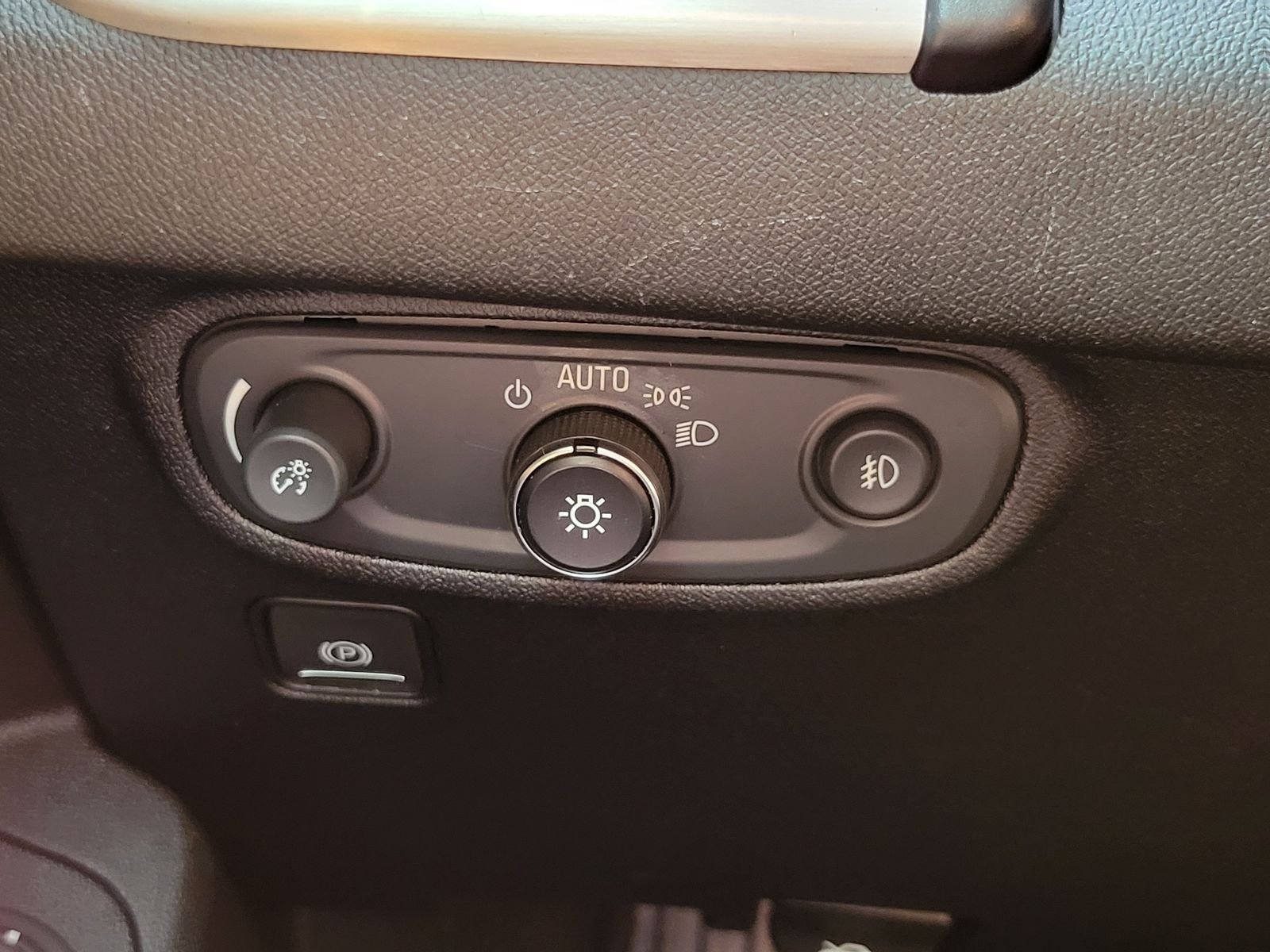 Used 2018 Black GMC SLT image 15