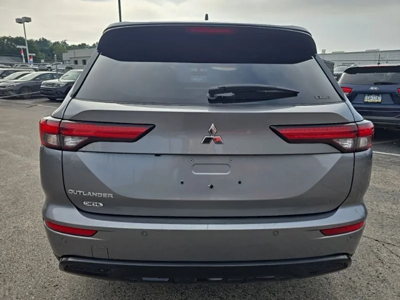 Used 2022  Mitsubishi SE image 6