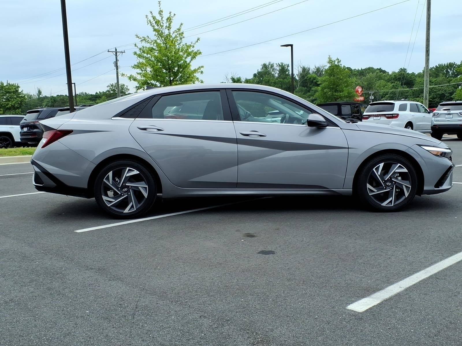 Used 2025 Fluid Metal Hyundai Limited image 11