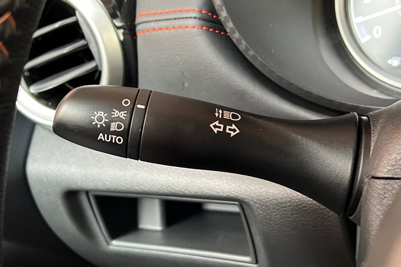 2025 Nissan Versa Sedan SR - Photo 32