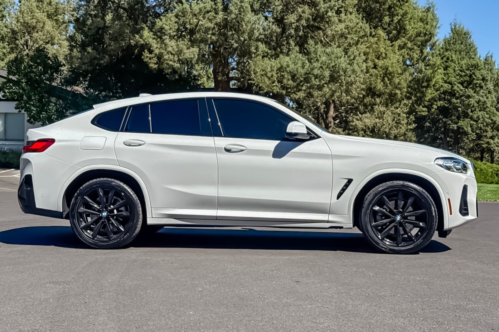 Used 2025 White BMW xDrive30i image 3