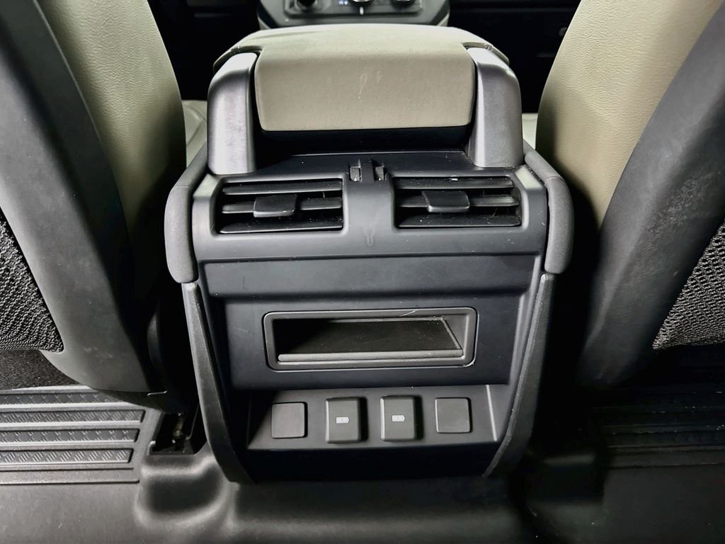 Used 2023 White Land Rover SE image 26