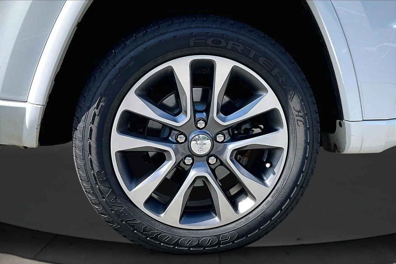 Used 2018 White Jeep Overland image 36