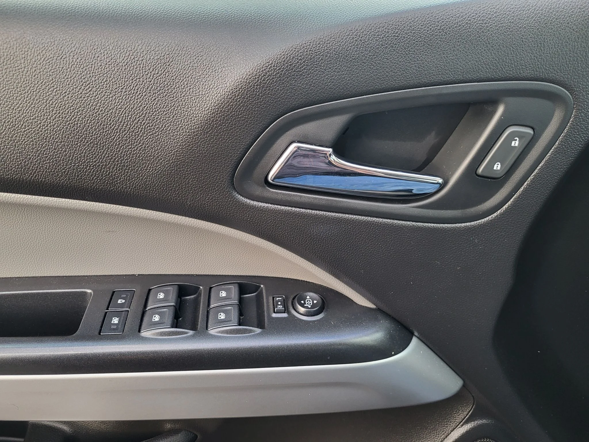 Used 2018 GRAPHITE METALLIC Chevrolet 4WD LT image 18