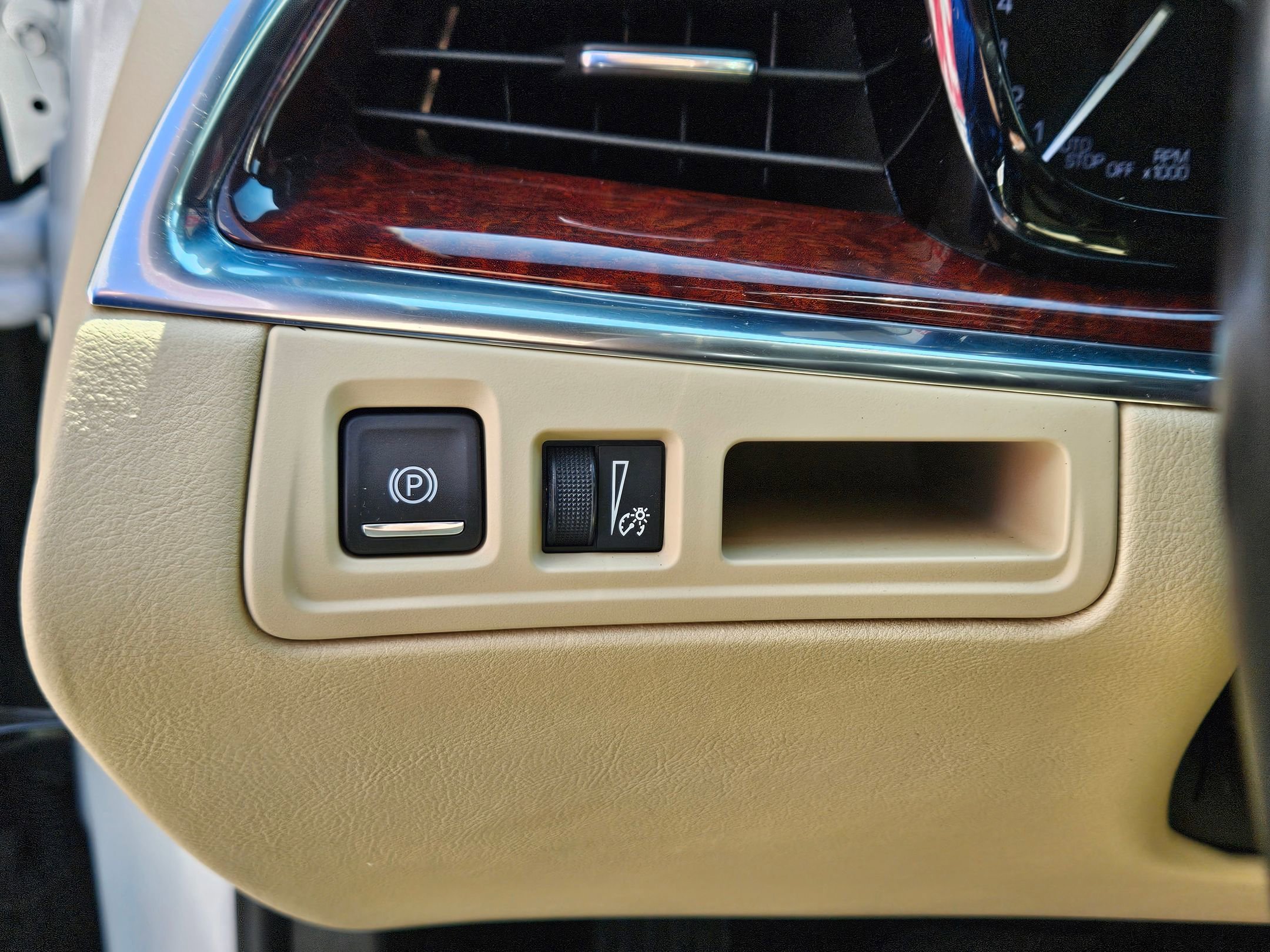 Used 2019 Crystal White Tricoat Cadillac Luxury FWD image 19