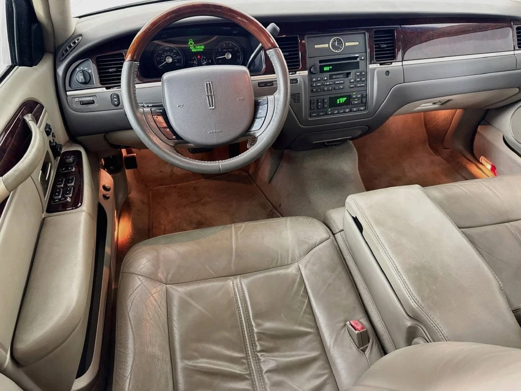 Used 2007 White Lincoln Signature image 24