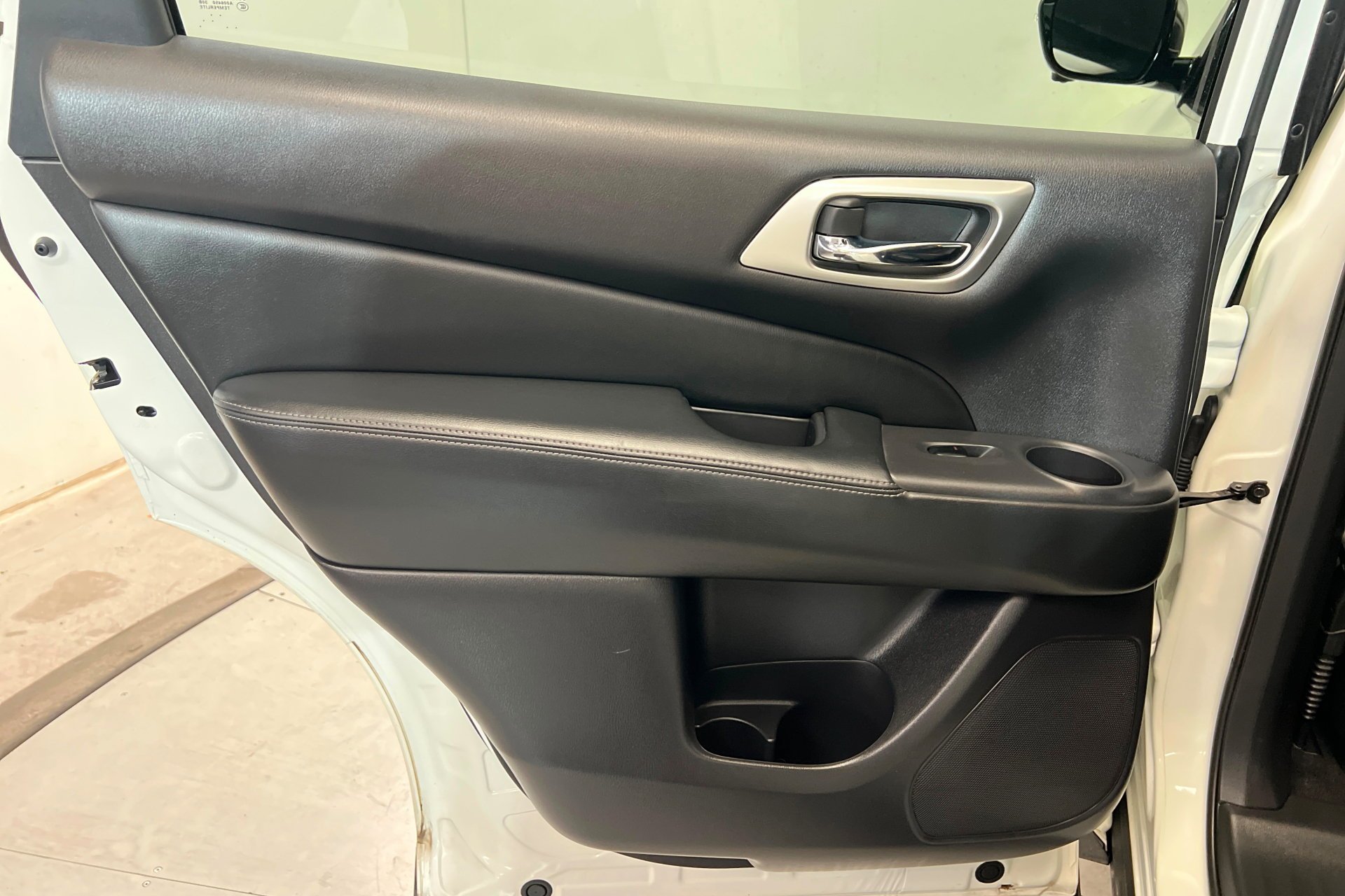Used 2017 Pearl White Nissan Platinum image 20