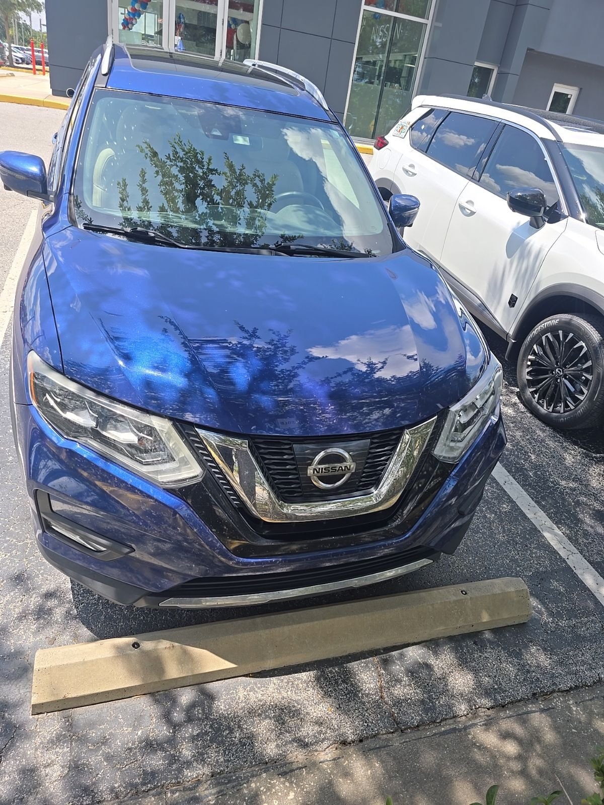 Used 2017 Blue Nissan SL image 4