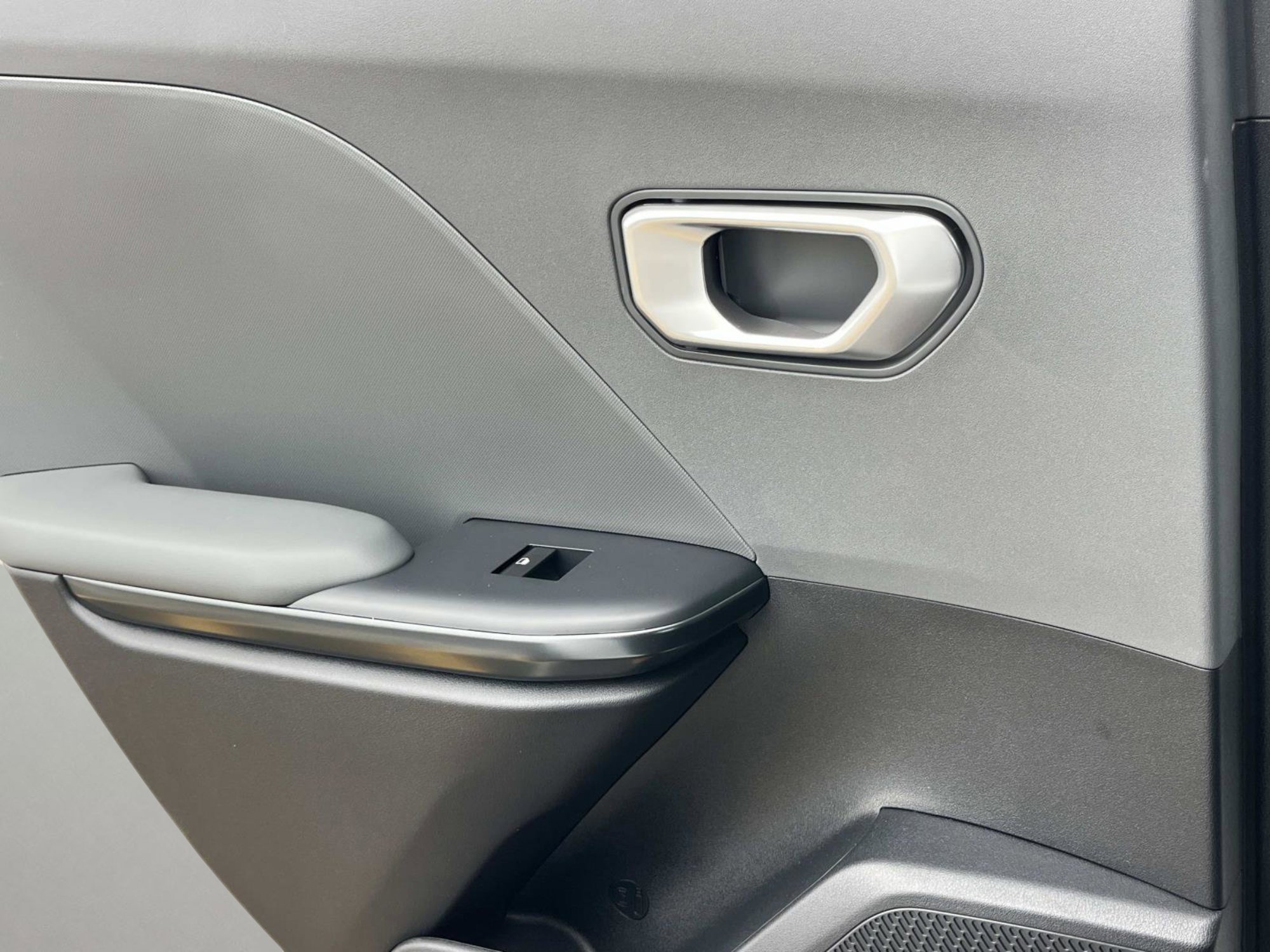 New 2025 Snow White Pearl Kia LXS image 17