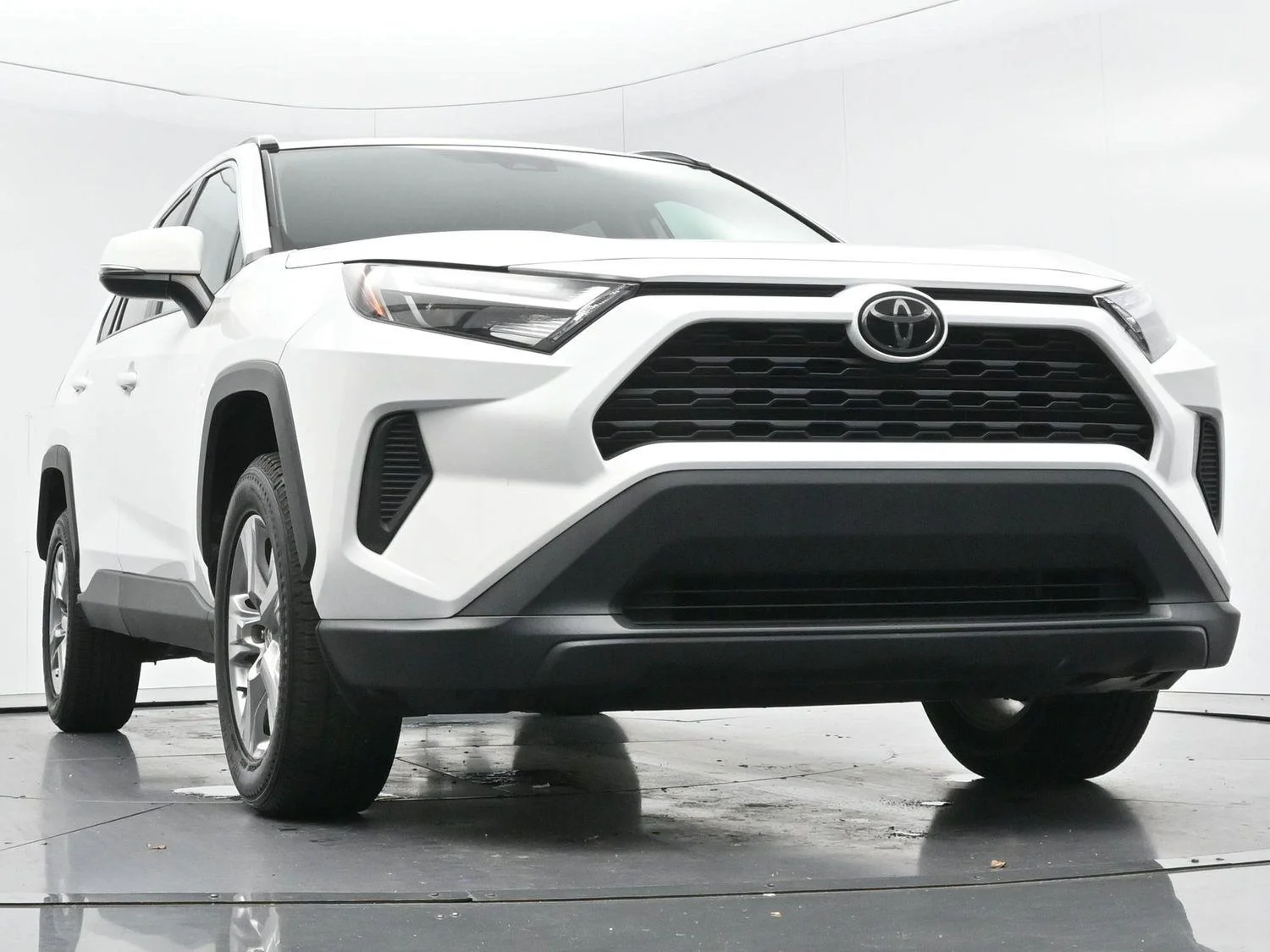 Used 2022 White Toyota XLE image 43