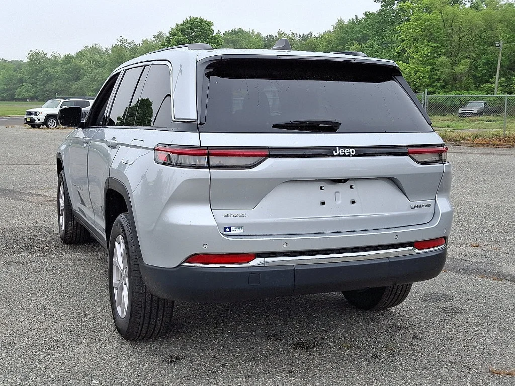 Used 2022 Silver Jeep Limited 4x4 image 9