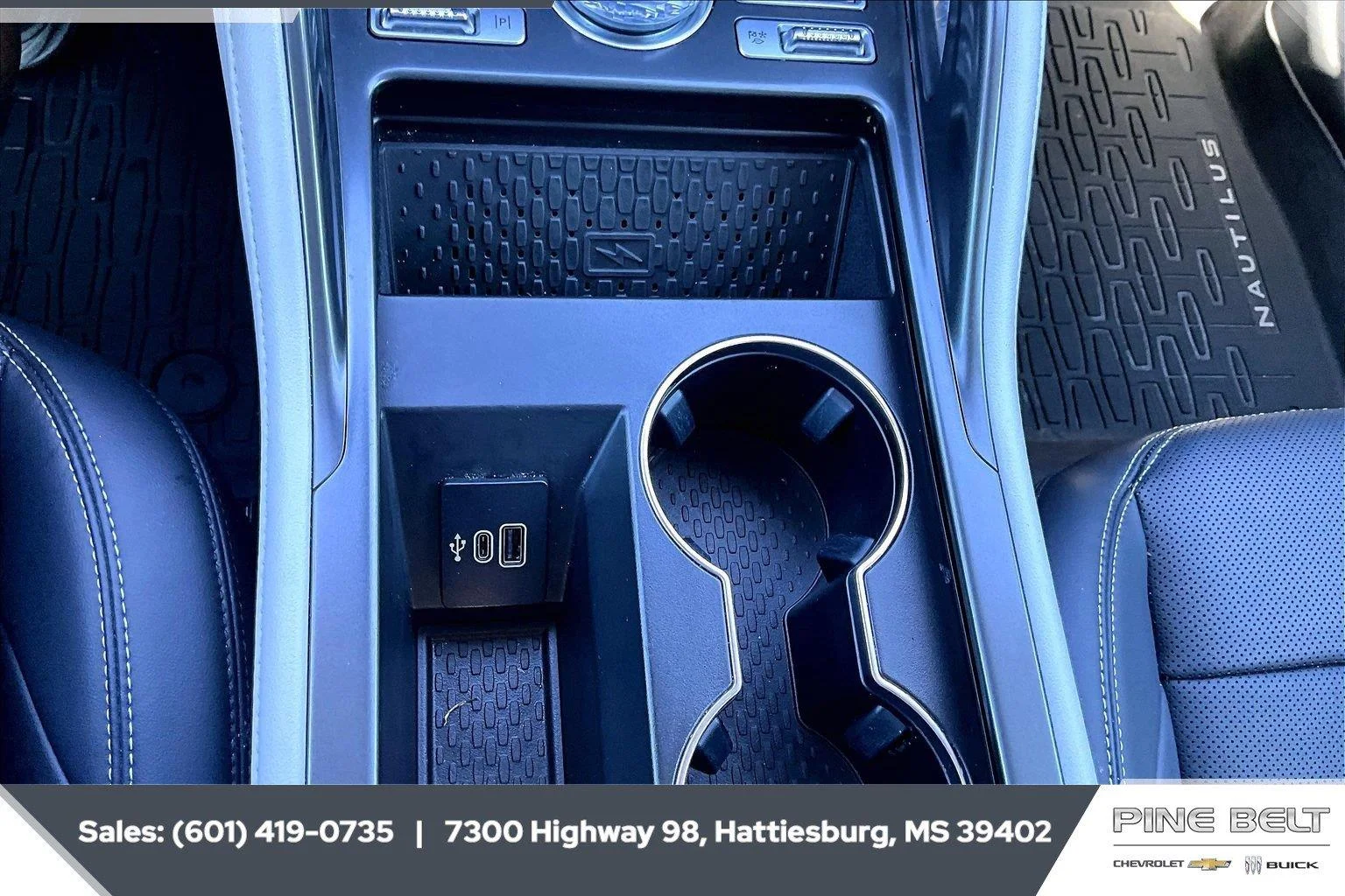 Used 2025 Lustrous Gray Metallic Lincoln Premiere image 24