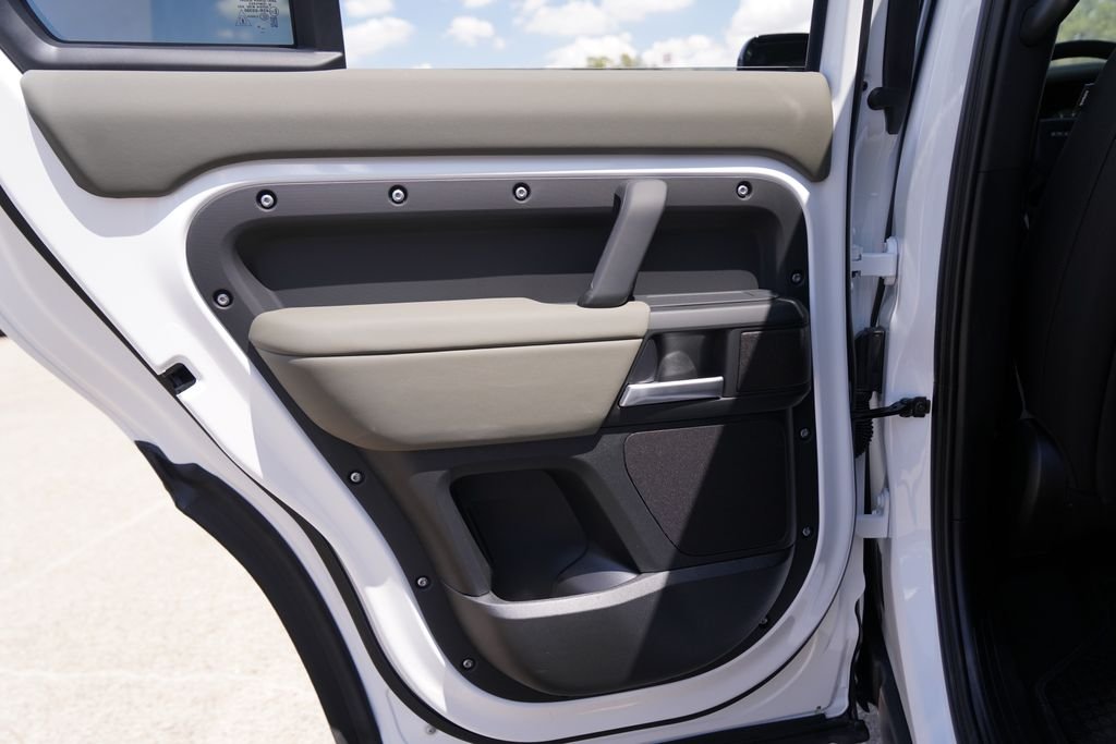 New 2026 Fuji White Land Rover S image 23