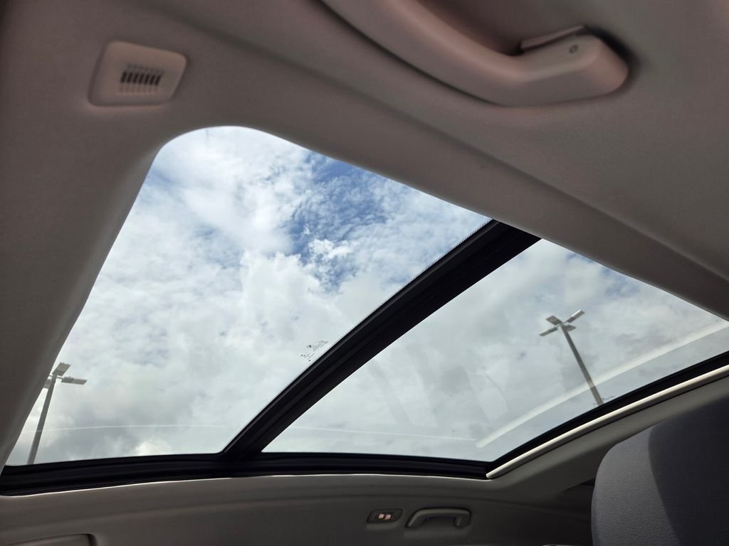 Used 2021 White BMW xDrive40i image 6