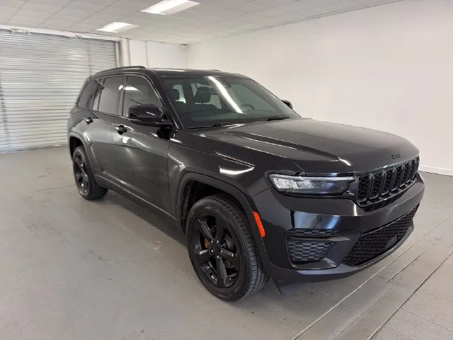 Used 2023 Black Jeep Altitude image 1