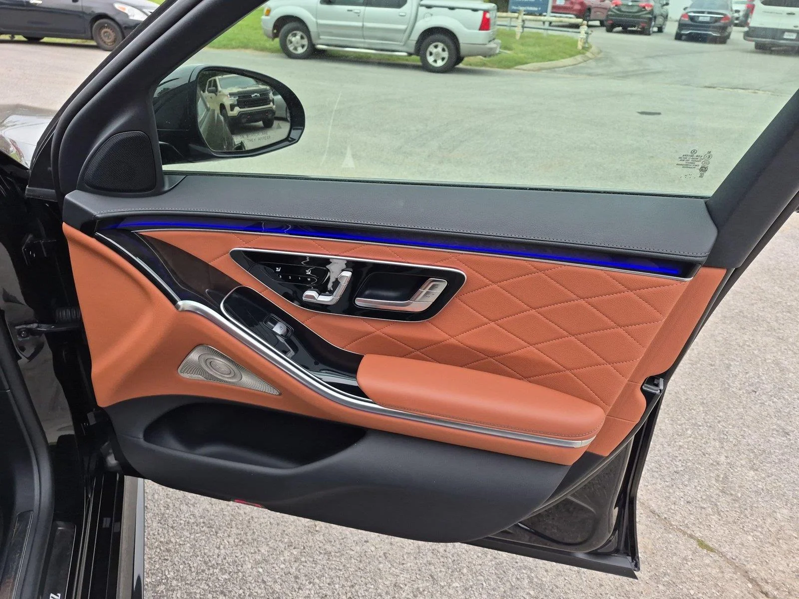 Used 2025 Obsidian Black Metallic Mercedes-Benz S 580e image 36