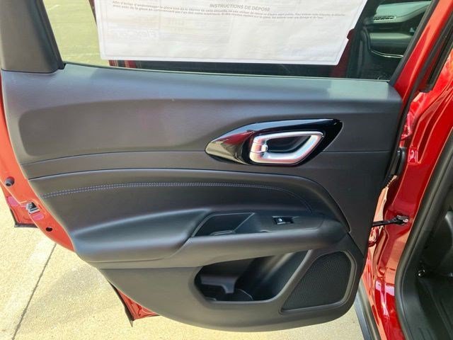 New 2026 Red Hot Pearlcoat Jeep Latitude Altitude image 22
