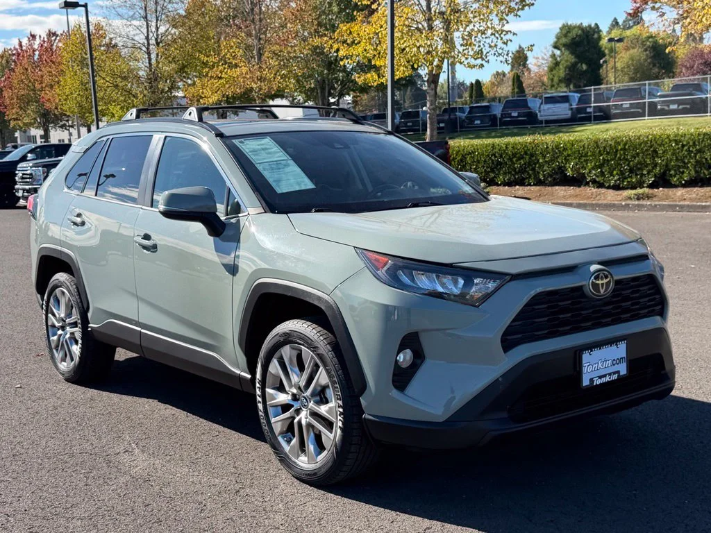 Used 2019 Lunar Toyota XLE Premium image 2