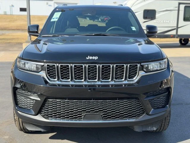 New 2026 Diamond Black Crystal Pearl-Coat Exterior Paint Jeep Laredo X image 2