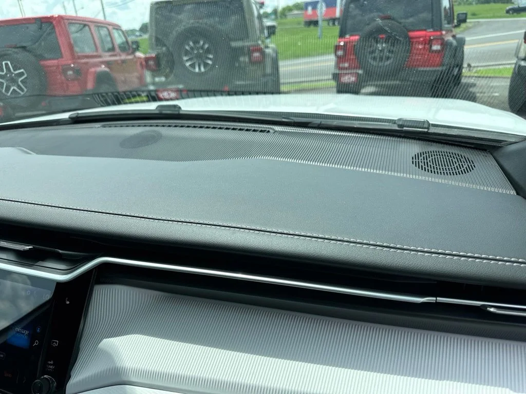 New 2026 Bright White Clear-Coat Exterior Paint Jeep Overland image 23