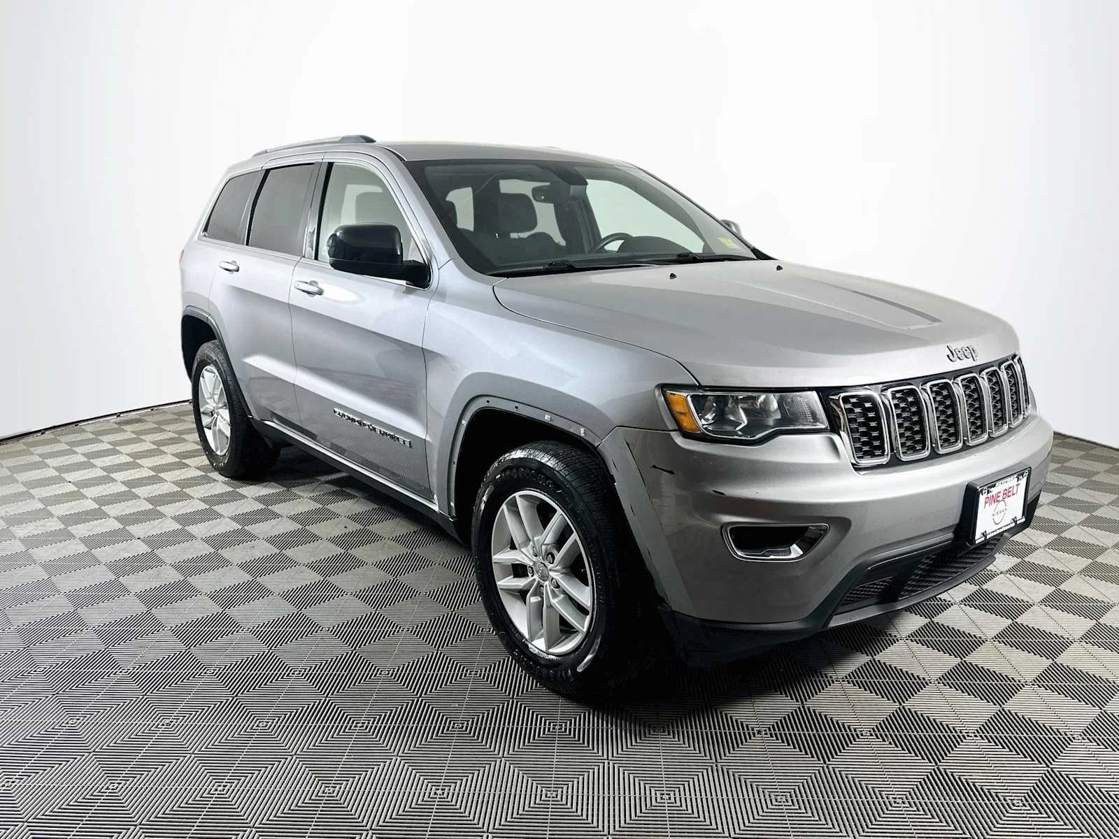 Used 2017 Billet Silver Metallic Clearcoat Jeep Laredo image 3