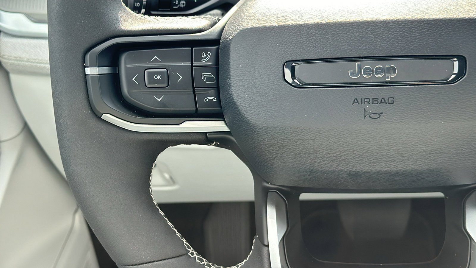 New 2026 Bright White Clear-Coat Exterior Paint Jeep Laredo image 19