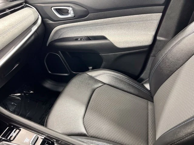 Used 2024  Jeep Latitude image 20