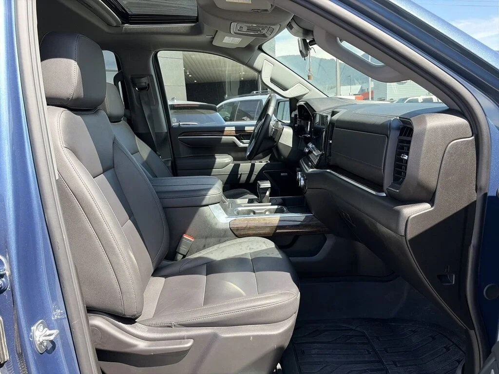 Used 2026 Downpour Metallic GMC Crew Cab Short Box 4-Wheel Drive Elevation Dilawri image 33
