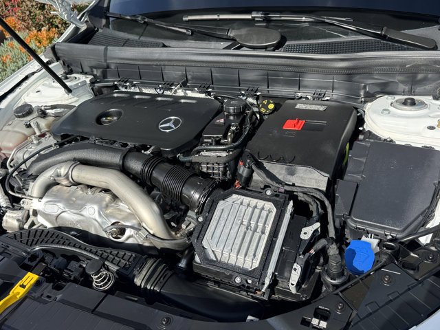 Used 2025 Polar White Mercedes-Benz GLB 250 image 5
