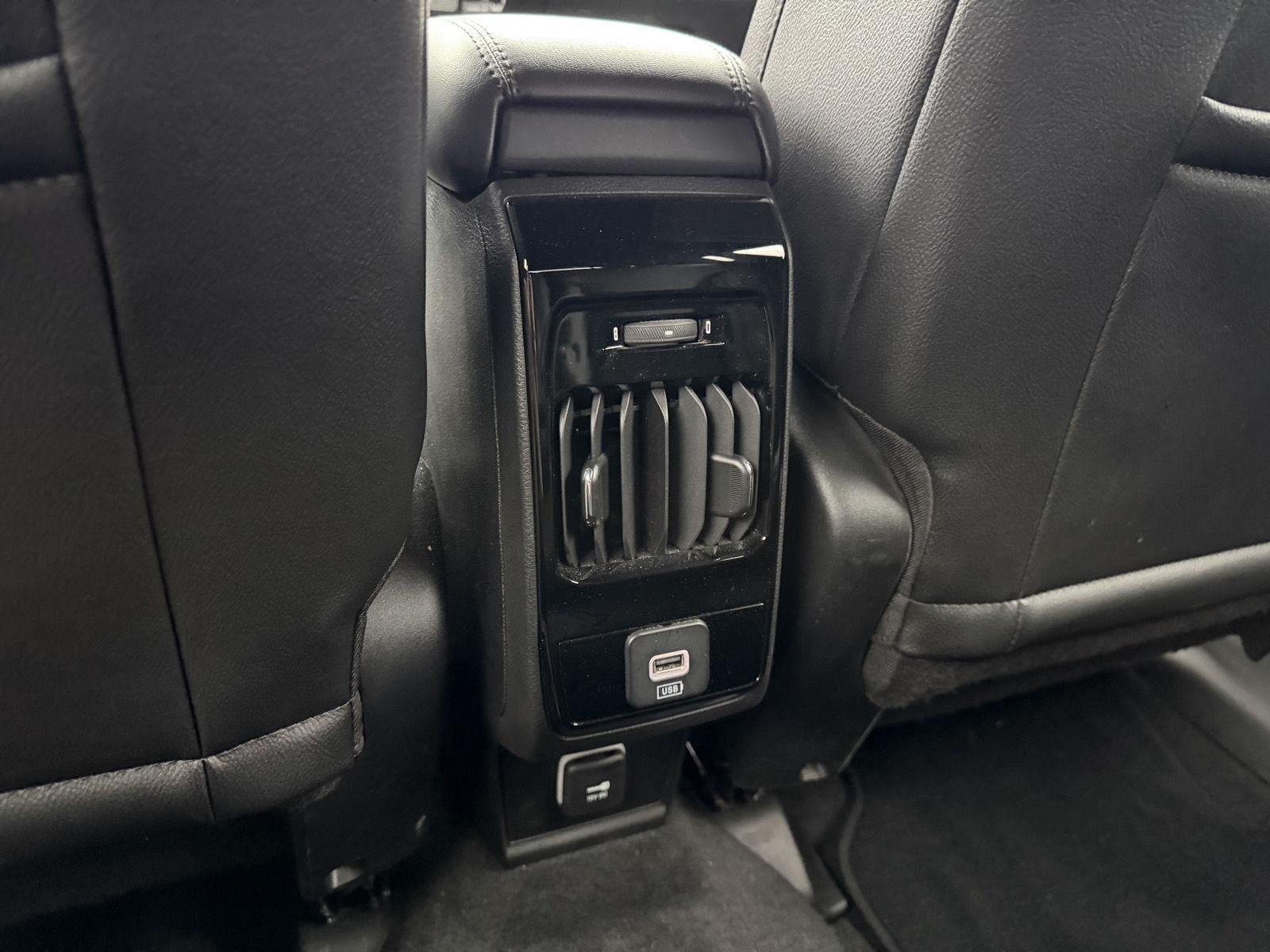 Used 2024 Silver Zynith Metallic Clearcoat Jeep Latitude image 9