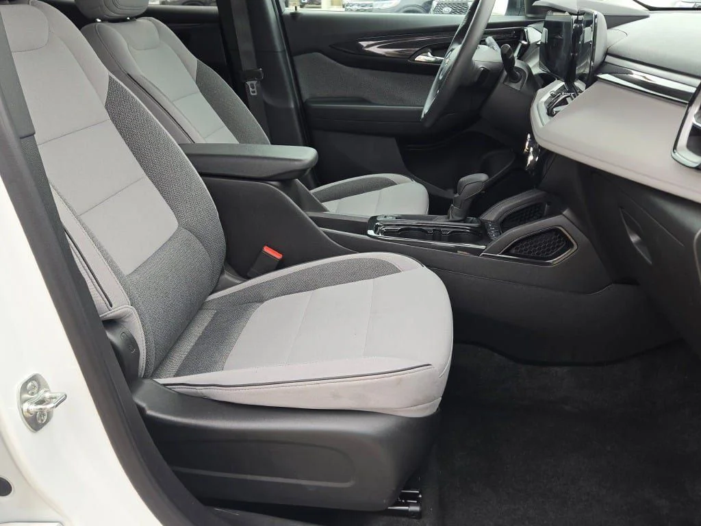 Used 2025 Summit White Chevrolet LT image 6