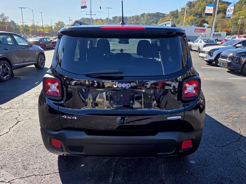 Used 2017 Black Jeep Latitude image 6