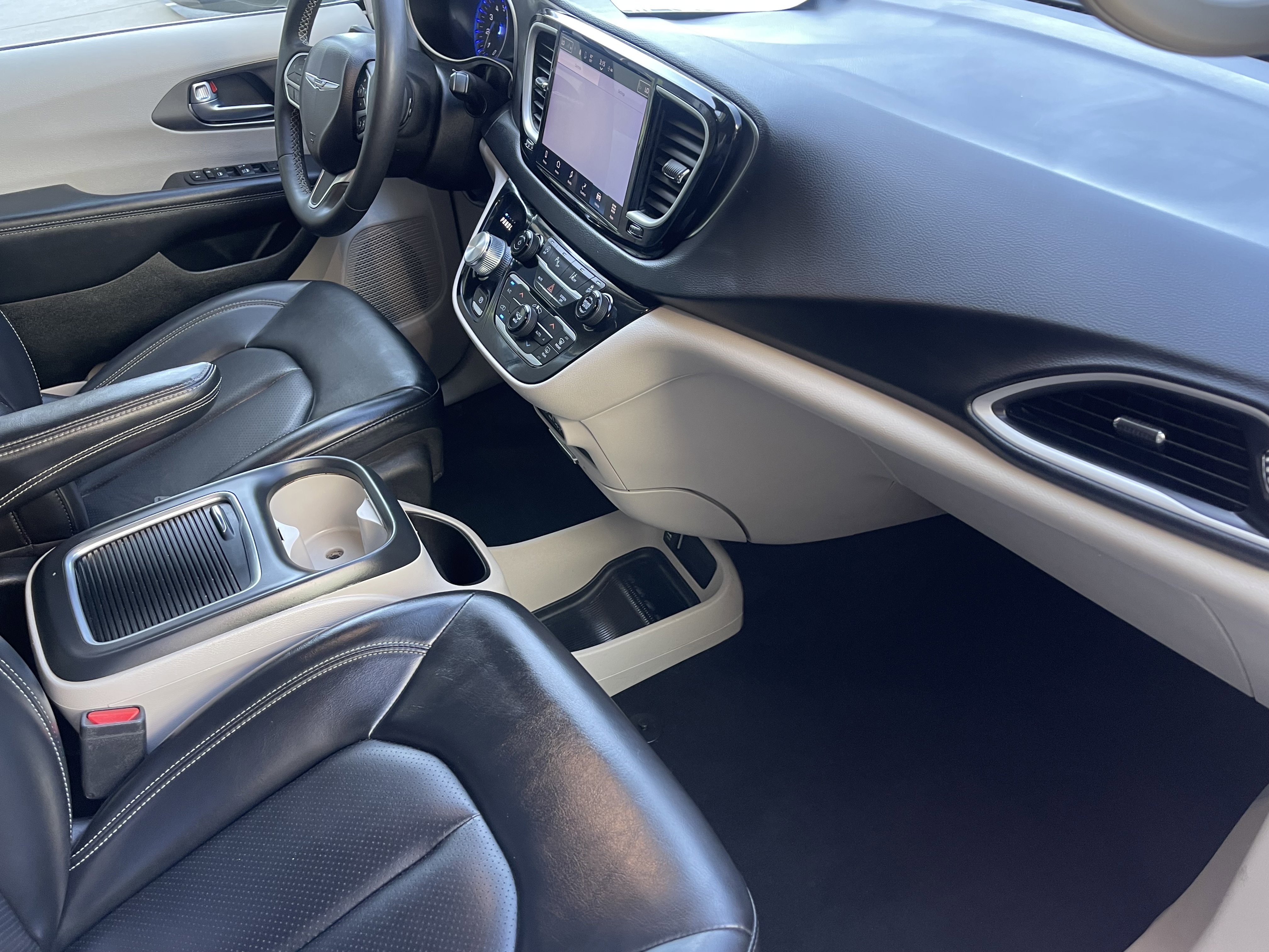 Used 2023 Silver Chrysler Touring L image 28