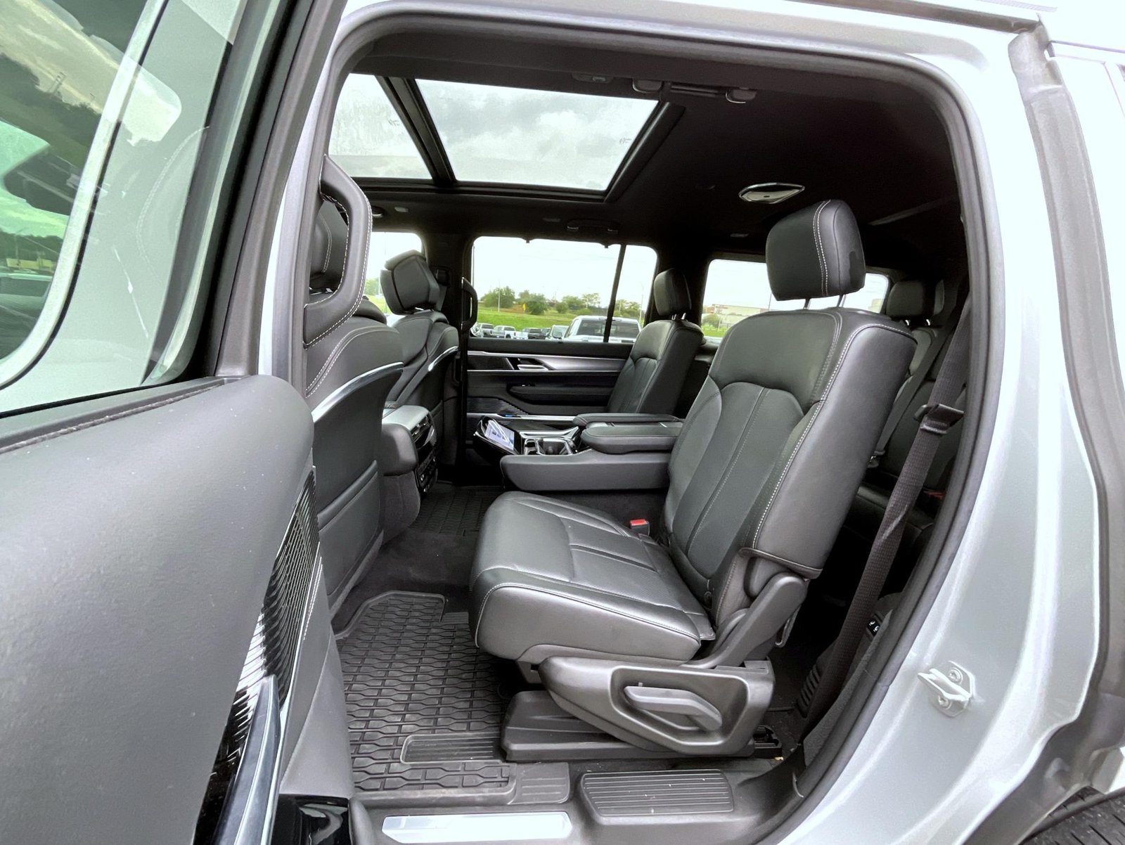 Used 2023 Silver Jeep Base image 19