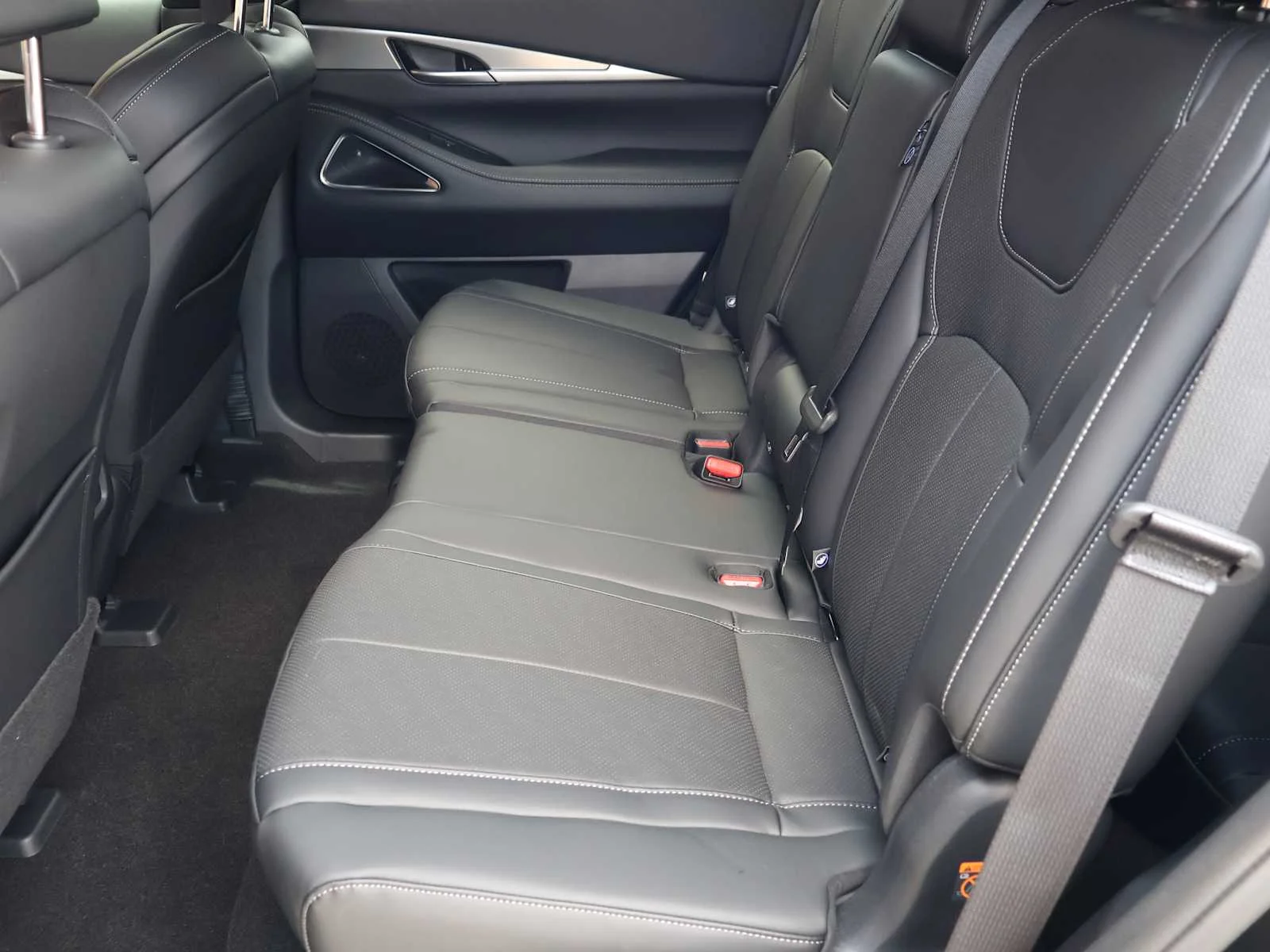 New 2027 MINERAL BLACK INFINITI Luxe FWD image 28