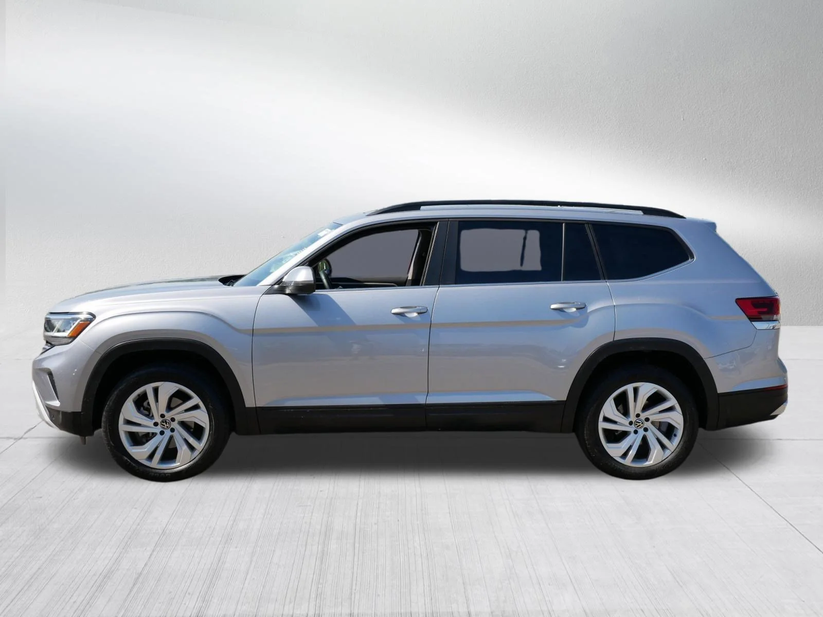 Certified Used 2023 Pyrite Silver Metallic Volkswagen 3.6L V6 SE w/Technology image 4