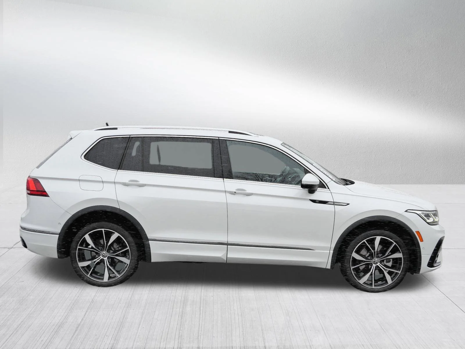 Used 2022 Oryx White Pearl Volkswagen SEL R-Line image 8