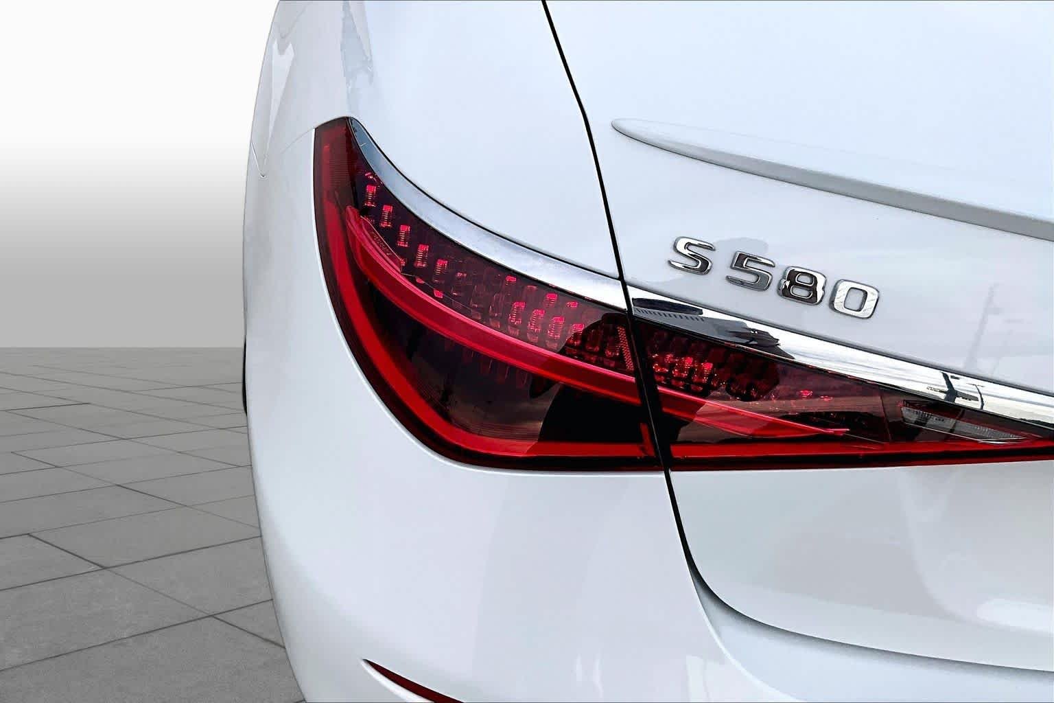Used 2024 MANUFAKTUR Moonlight White Metallic Mercedes-Benz S 580 image 25