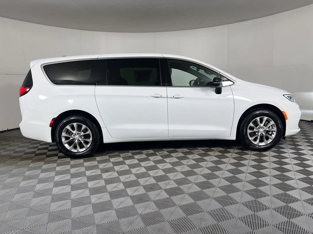 Used 2026 Bright White Clearcoat Chrysler Select image 9