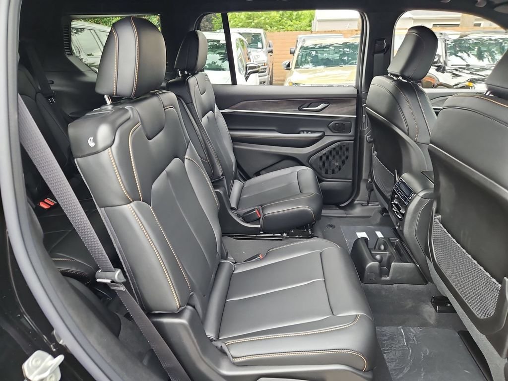 New 2026 Diamond Black Crystal Pearl-Coat Exterior Paint Jeep  image 15