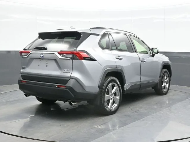 Used 2021 Silver Toyota XLE Premium image 9