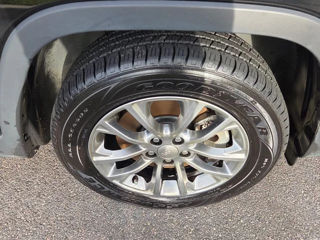 Used 2020 Black Jeep Latitude Plus image 15